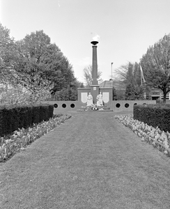 884874 Gezicht op het Monument voor de Gevallenen in het plantsoen in de Prins Bernhardlaan te Utrecht, met op de ...